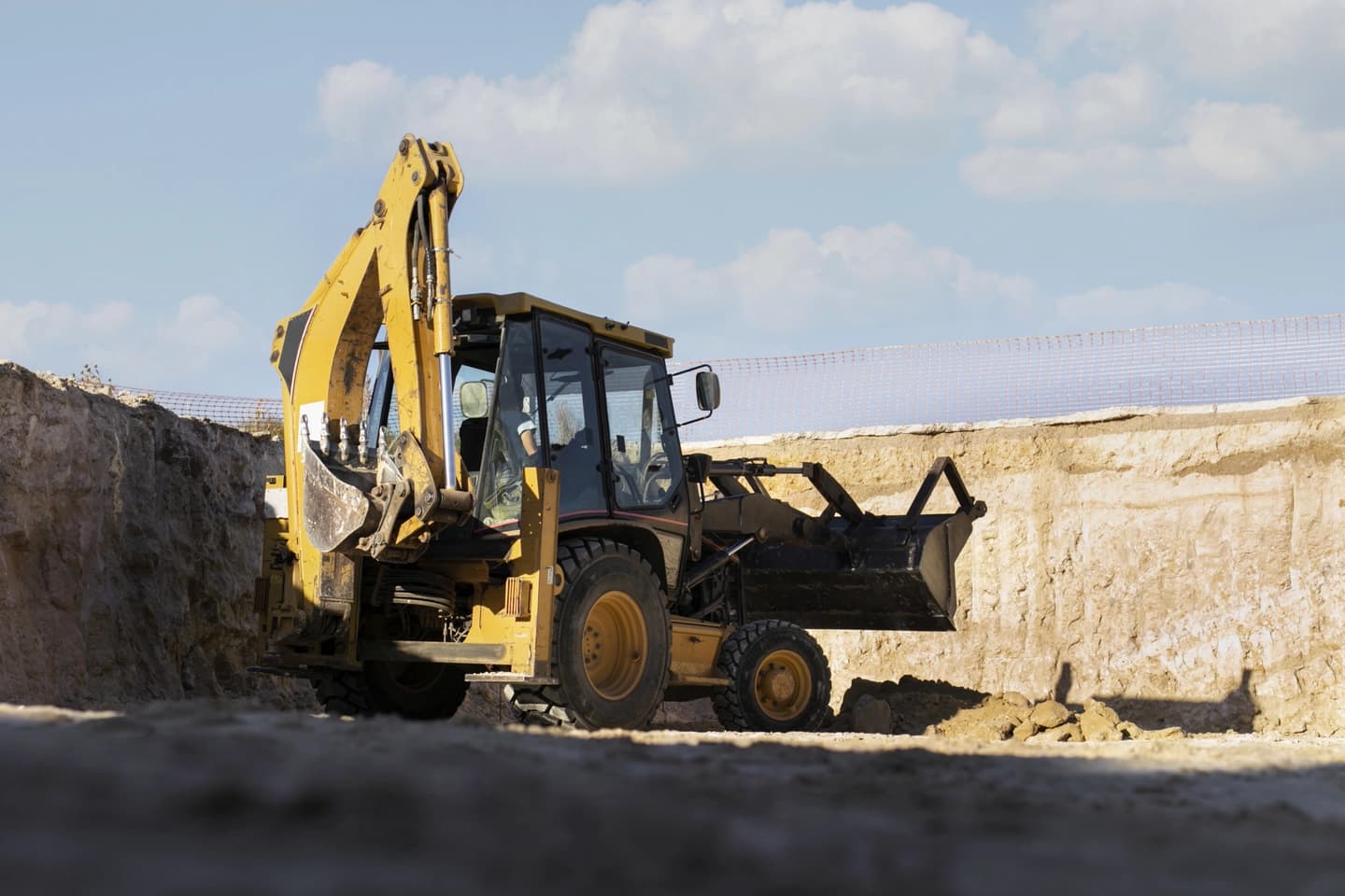 Excavator on a construction site illustrating GPS-based fleet management solutions